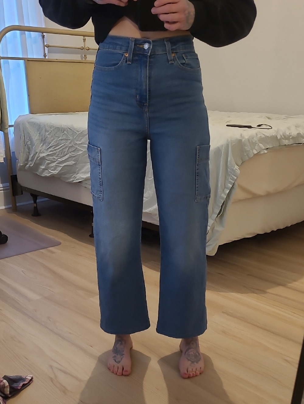 Levis High-Rise Wide Leg Cargo Jeans - Medium Blue